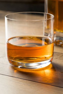 Buzlu Alkolik Viski Sek Bardakta