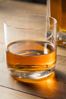 Buzlu Alkolik Viski Sek Bardakta