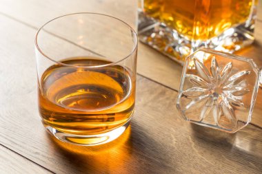 Buzlu Alkolik Viski Sek Bardakta