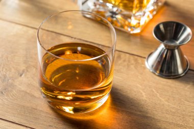 Buzlu Alkolik Viski Sek Bardakta