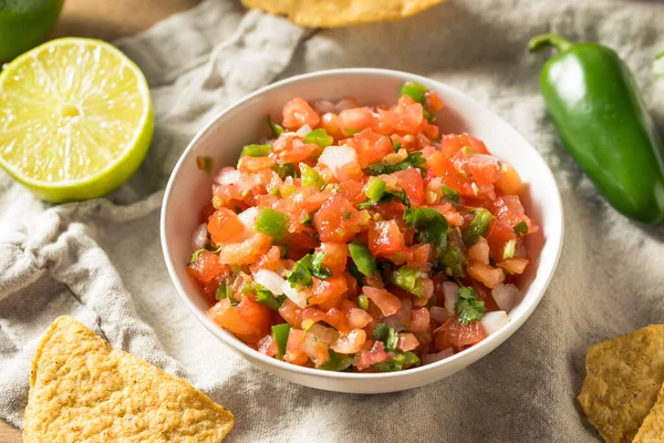 Picante Caseiro Pico Gallo Com Cilantro Chips — Fotografia de Stock