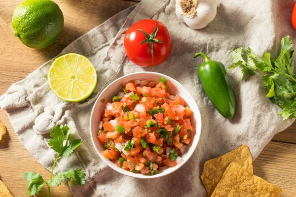 Würziger Hausgemachter Pico Gallo Mit Koriander Und Chips — Stockfoto