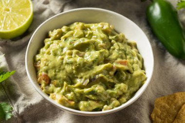 Ev yapımı organik guacamole ve limonlu cips.