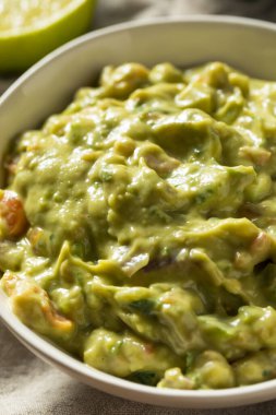 Ev yapımı organik guacamole ve limonlu cips.