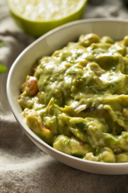 Ev yapımı organik guacamole ve limonlu cips.