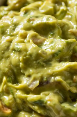 Ev yapımı organik guacamole ve limonlu cips.