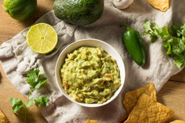 Ev yapımı organik guacamole ve limonlu cips.