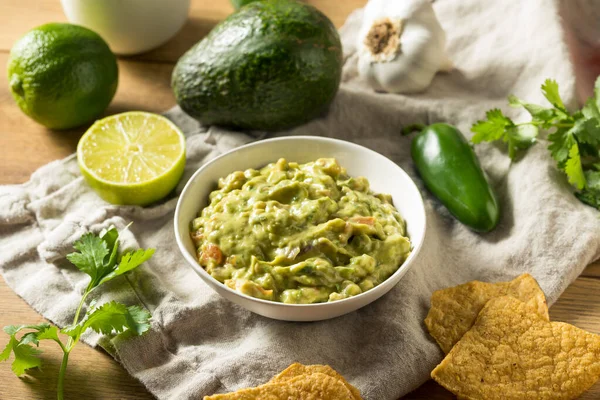 Guacamole Biologico Fatto Casa Patatine Con Calce — Foto Stock