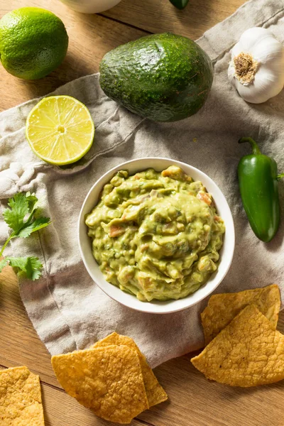 Homemade Organic Guacamole Chips Lime — Stock Photo, Image