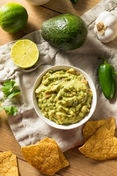 Házi Készítésű Bio Guacamole Csipsz Citrommal — Stock Fotó