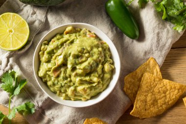 Ev yapımı organik guacamole ve limonlu cips.