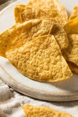Salsa soslu ev yapımı tortilla cipsi ve limonlu guacamole.