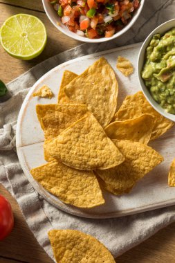 Salsa soslu ev yapımı tortilla cipsi ve limonlu guacamole.