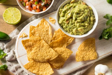 Salsa soslu ev yapımı tortilla cipsi ve limonlu guacamole.