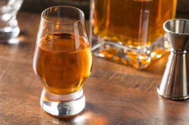Snifter 'da İçmeye Hazır Ayyaş Amber Viskisi