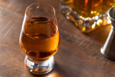 Snifter 'da İçmeye Hazır Ayyaş Amber Viskisi