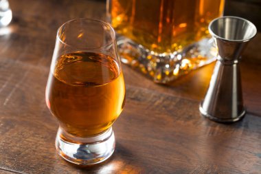 Snifter 'da İçmeye Hazır Ayyaş Amber Viskisi