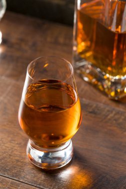 Snifter 'da İçmeye Hazır Ayyaş Amber Viskisi