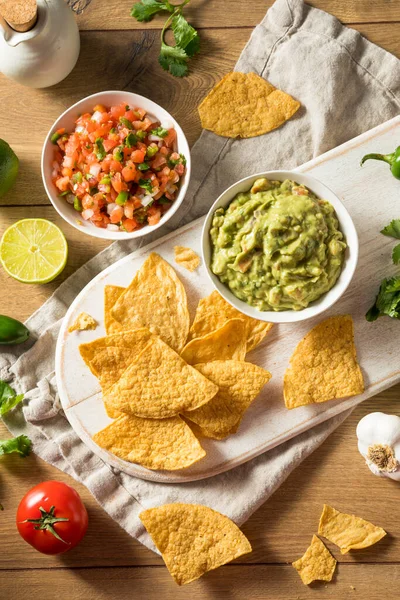 Házi Készítésű Tortillas Chips Salsával Guacamole Citrommal — Stock Fotó