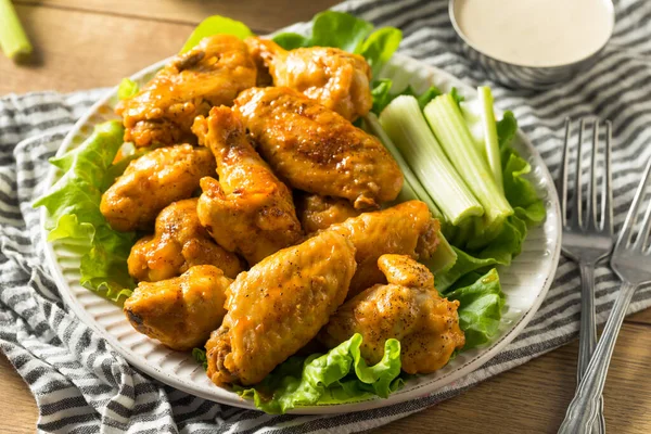 Zelfgemaakte Spicy Buffalo Chicken Wings Met Ranch — Stockfoto