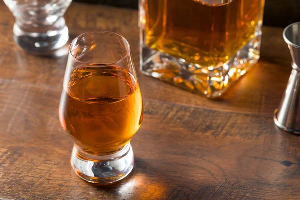 Алкогольный Янтарный Виски Снайпере Готовый Пить — стоковое фото