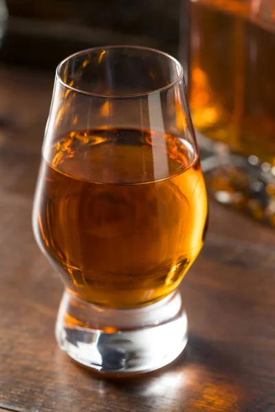 Алкогольный Янтарный Виски Снайпере Готовый Пить — стоковое фото