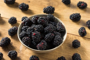 Çiğ organik taze böğürtlenler kasede