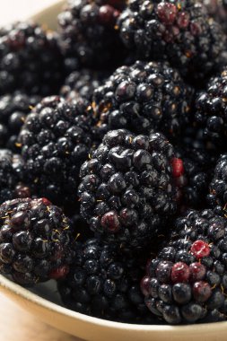 Çiğ organik taze böğürtlenler kasede