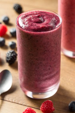 Organik Sağlıklı Meyve Smoothie Kahvaltı İçin İçmeye Hazır