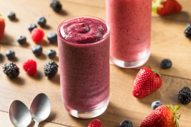 Organik Sağlıklı Meyve Smoothie Kahvaltı İçin İçmeye Hazır