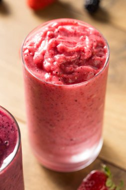 Organik Sağlıklı Meyve Smoothie Kahvaltı İçin İçmeye Hazır