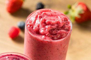 Organik Sağlıklı Meyve Smoothie Kahvaltı İçin İçmeye Hazır