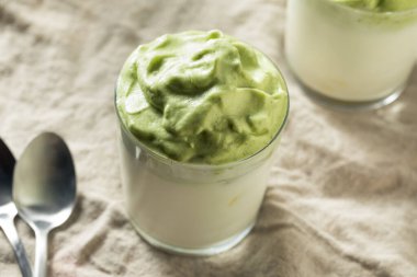 Buz ve Sütlü Çırpılmış Matcha Dalgona Kahvesi