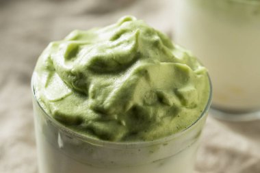 Buz ve Sütlü Çırpılmış Matcha Dalgona Kahvesi
