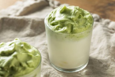 Buz ve Sütlü Çırpılmış Matcha Dalgona Kahvesi