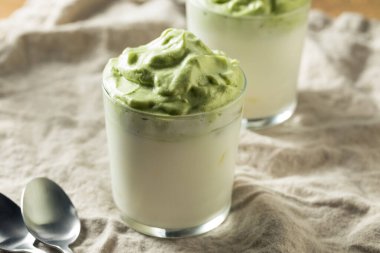 Buz ve Sütlü Çırpılmış Matcha Dalgona Kahvesi