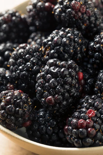 Çiğ organik taze böğürtlenler kasede