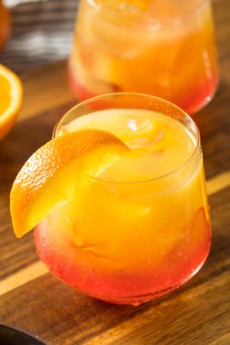 İçki Tazeleyen Tekila Gün Doğumu Grenadine ile Kokteyl