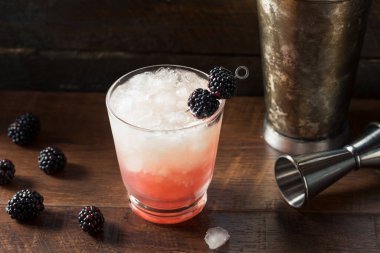 Limonla alkollü Blackberry Bramble Cin Kokteyli