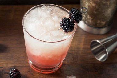 Limonla alkollü Blackberry Bramble Cin Kokteyli
