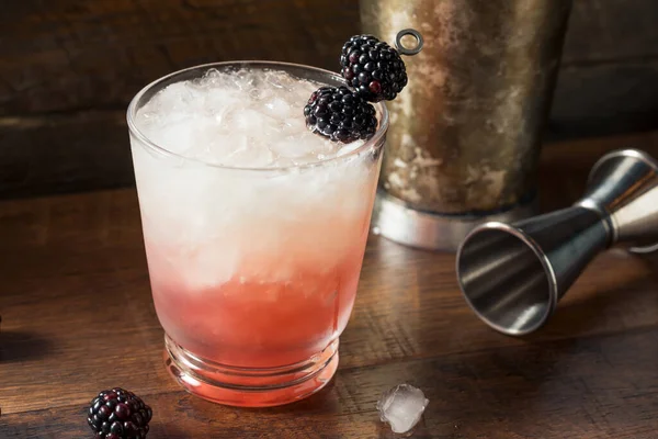 Alkohol Blackberry Bramble Gin Koktajl Cytryną — Zdjęcie stockowe