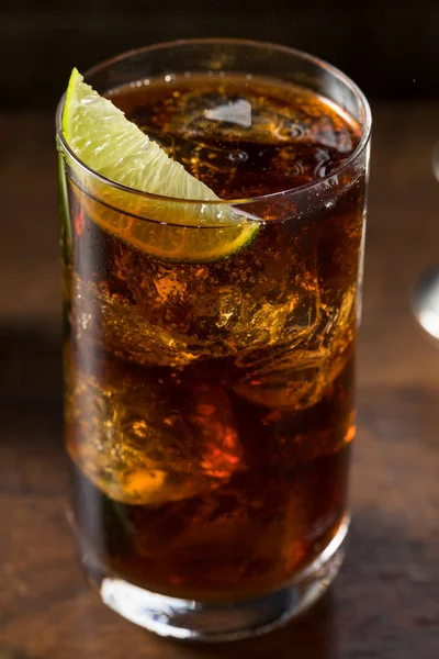 Rom Och Cola Cuba Libre Med Lime — Stockfoto