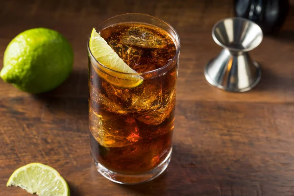 Rum Dan Cola Cuba Libre Dengan Lime — Stok Foto