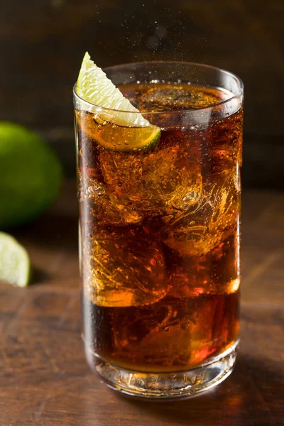 Rum Cola Cuba Libre Com Limão — Fotografia de Stock