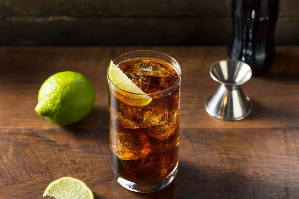 Ρούμι Και Cola Cuba Libre Lime — Φωτογραφία Αρχείου