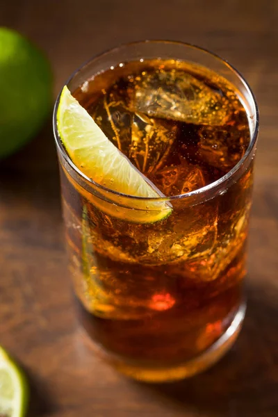 Rom Och Cola Cuba Libre Med Lime — Stockfoto