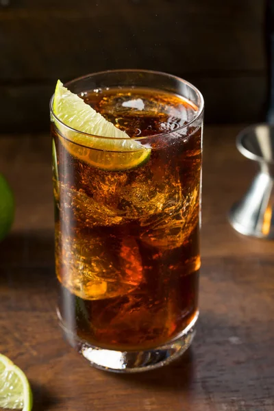 Rum Und Cola Cuba Libre Mit Limette — Stockfoto