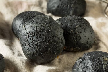 Susam tohumlu ev yapımı Kara Hamburger Çörekleri