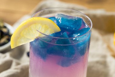 Ev yapımı Kelebek Bezelye Çayı Mavi Buzlu Limonata