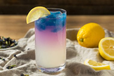 Ev yapımı Kelebek Bezelye Çayı Mavi Buzlu Limonata